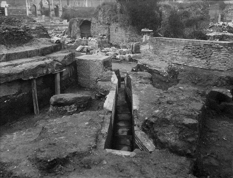 012457 - scavo archeologico - Casa delle Vestali, Area di Vesta, saggi del lato nord/est; neg. serie E, n. 1325