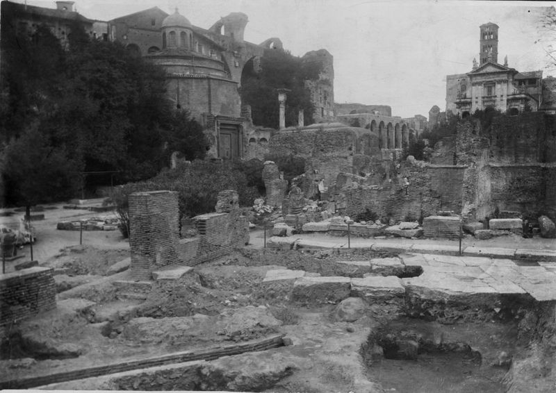 012460 - monumento - Casa delle Vestali, Area di Vesta, parte orientale dell'area; neg. serie B III, n. 2104