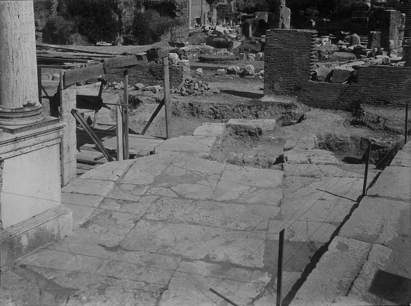 012462 - monumento - Casa delle Vestali, Area di Vesta, lato nord/est; neg. serie E, n. 1406