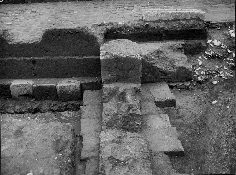 012463 - scavo archeologico - Casa delle Vestali, Area di Vesta, saggi all'angolo nord/est del temenos (20.11.1931); neg. serie E, n. 1304