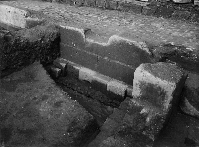012464 - scavo archeologico - Casa delle Vestali, Area di Vesta, saggio all'angolo nord/est del temenos; neg. serie E, n. 1305
