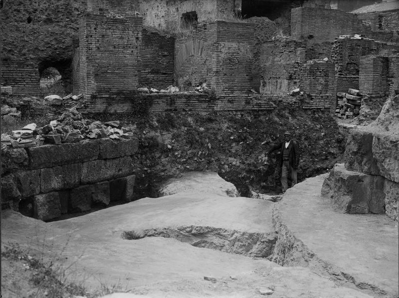 012468 - scavo archeologico - Casa delle Vestali, Area di Vesta, saggio al lato sud del temenos; neg. serie E, n. 1352
