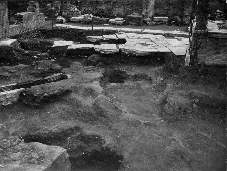012469 - scavo archeologico - Casa delle Vestali, Area di Vesta, saggi dei lati sud ed est del temenos; neg. serie E, n. 1313