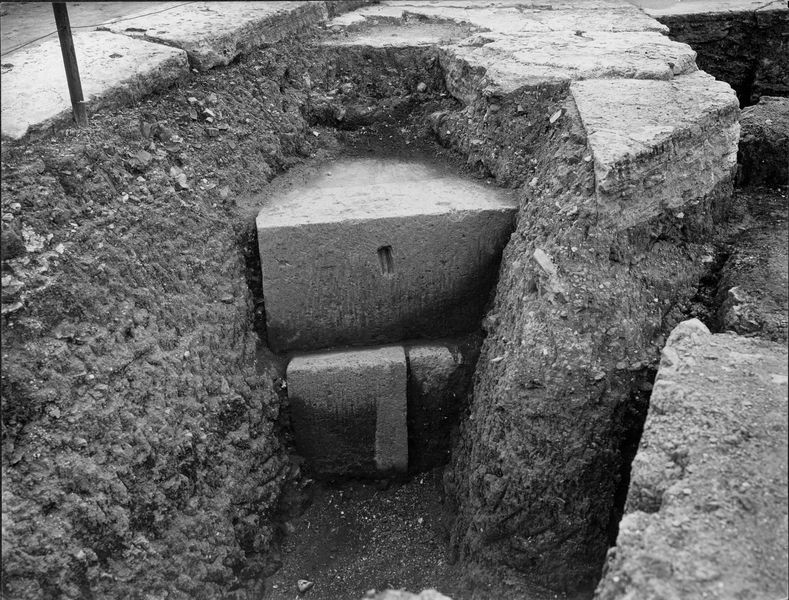 012470 - scavo archeologico - Casa delle Vestali, Area di Vesta, saggio al lato sud/est, particolare; neg. serie E, n. 1312
