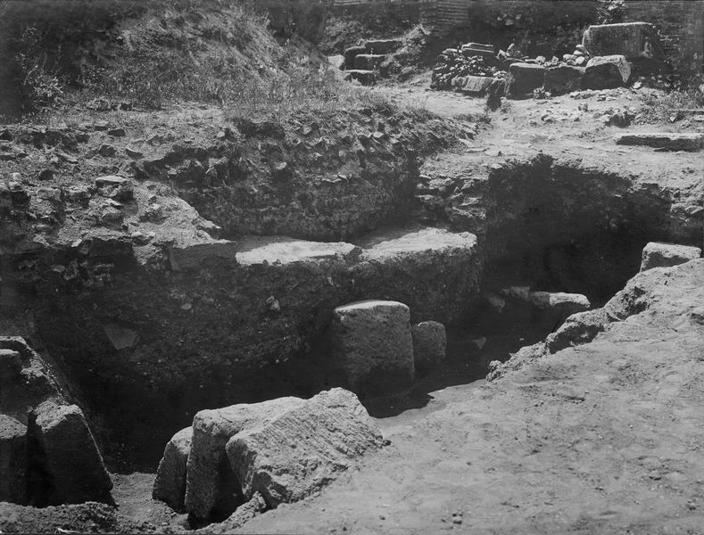 012430 - scavo archeologico - Casa delle Vestali, Area di Vesta, saggi del lato sud/ovest, (10.06.1929); neg. serie E, n. 1347