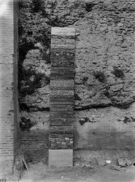 015564 - monumento - Facsimile di una stratificazione presso il Niger Lapis, 1900; Neg. Serie E, Nr. 109