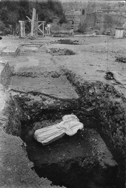 012475 - scavo archeologico - Casa delle Vestali, Atrio, ritrovamento di una statua di Vestale, scavi Boni (cfr. neg. F, n. 82-83); neg. serie F, n. 85