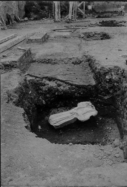 012476 - scavo archeologico - Casa delle Vestali, Atrio, ritrovamento di una statua di Vestale, scavi Boni (cfr. neg. F, n. 82-83); neg. serie F, n. 84