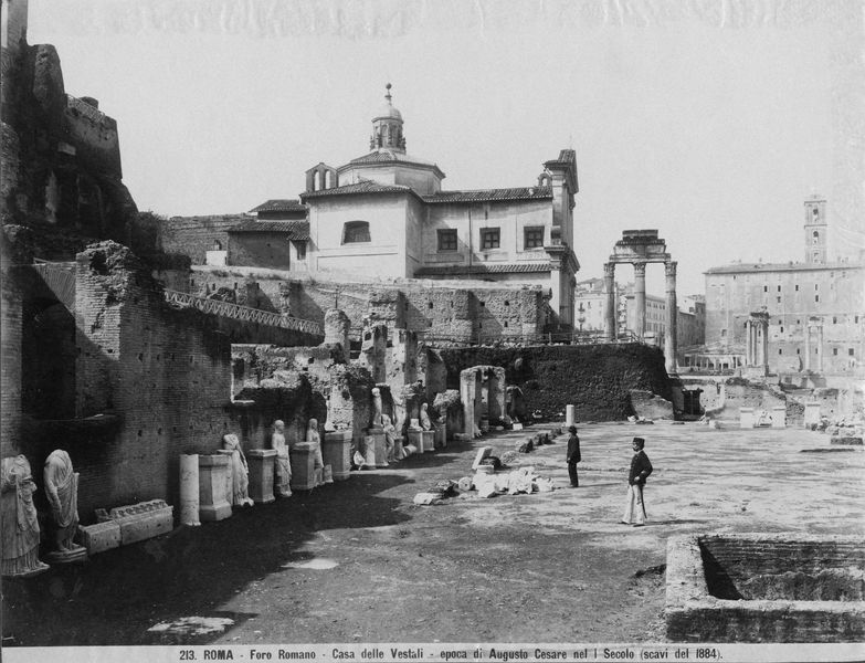 012483 - monumento - Casa delle Vestali, Atrio prima degli ultimi scavi; neg. serie 6x6, n. 193/7, film 1493