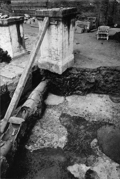 012486 - scavo archeologico - Casa delle Vestali, Atrio, esplorazione nel cortile presso l'edicola, resti del periodo repubblicano; neg. serie F, n. 22