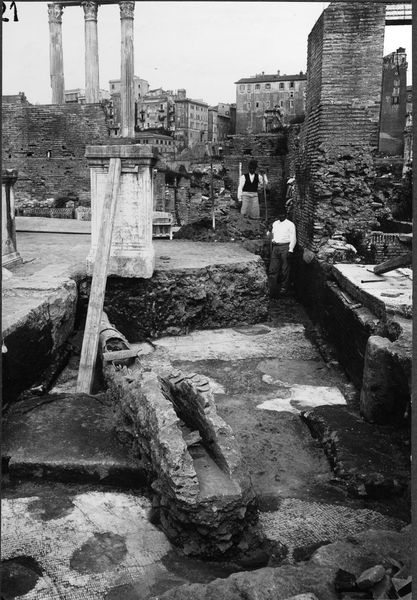 012487 - scavo archeologico - Casa delle Vestali, Atrio, esplorazione nel cortile presso l'edicola, resti del periodo repubblicano; neg. serie F, n. 21