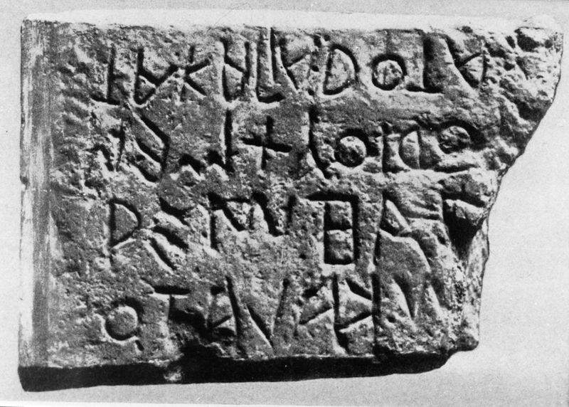 015599 - reperto - Niger Lapis, Riproduzione stele arcaica; Neg. Serie Film, Nr. 1877