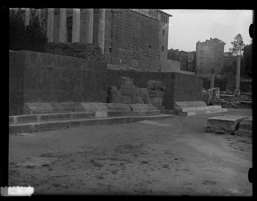 Lastra A 1 Tempio del divo Giulio.tif