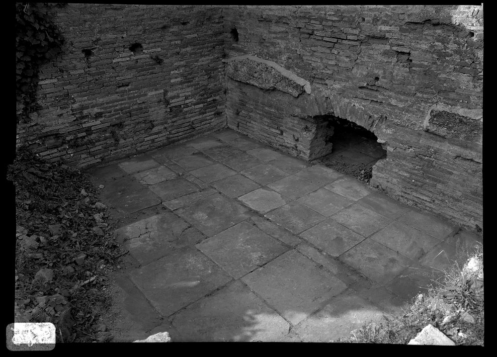 A 824 Via Sacra - tabernae tra via Sacra e la fronte della Domus Publica (ott 68).tif