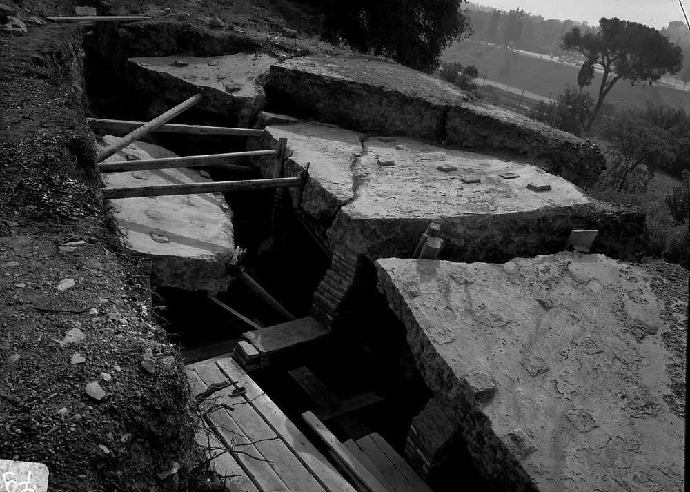A 796 Tempio di Apollo - scavo della galleria frontale - settore ovest (ottobre '68).tif