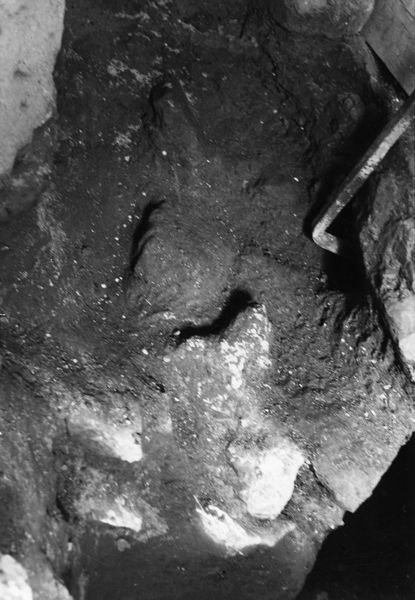 015604 - scavo archeologico - Niger Lapis, Saggi 1955-56 ammasso di scaglioni e blocchi tra il muro curvilineo, il pozzo e la fogna; senza negativo