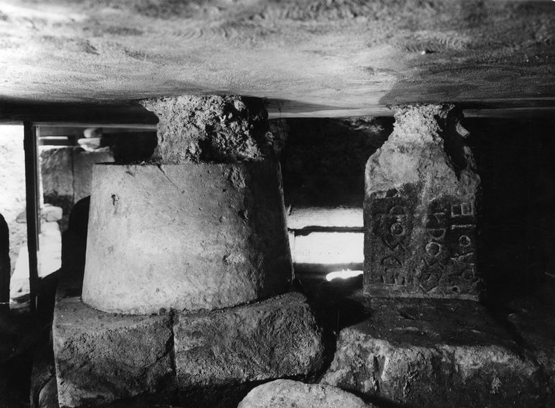 015606 - monumento - Niger Lapis, Il cono e l'iscrizione, dicembre 1967; Neg. Serie F, Nr. 2757