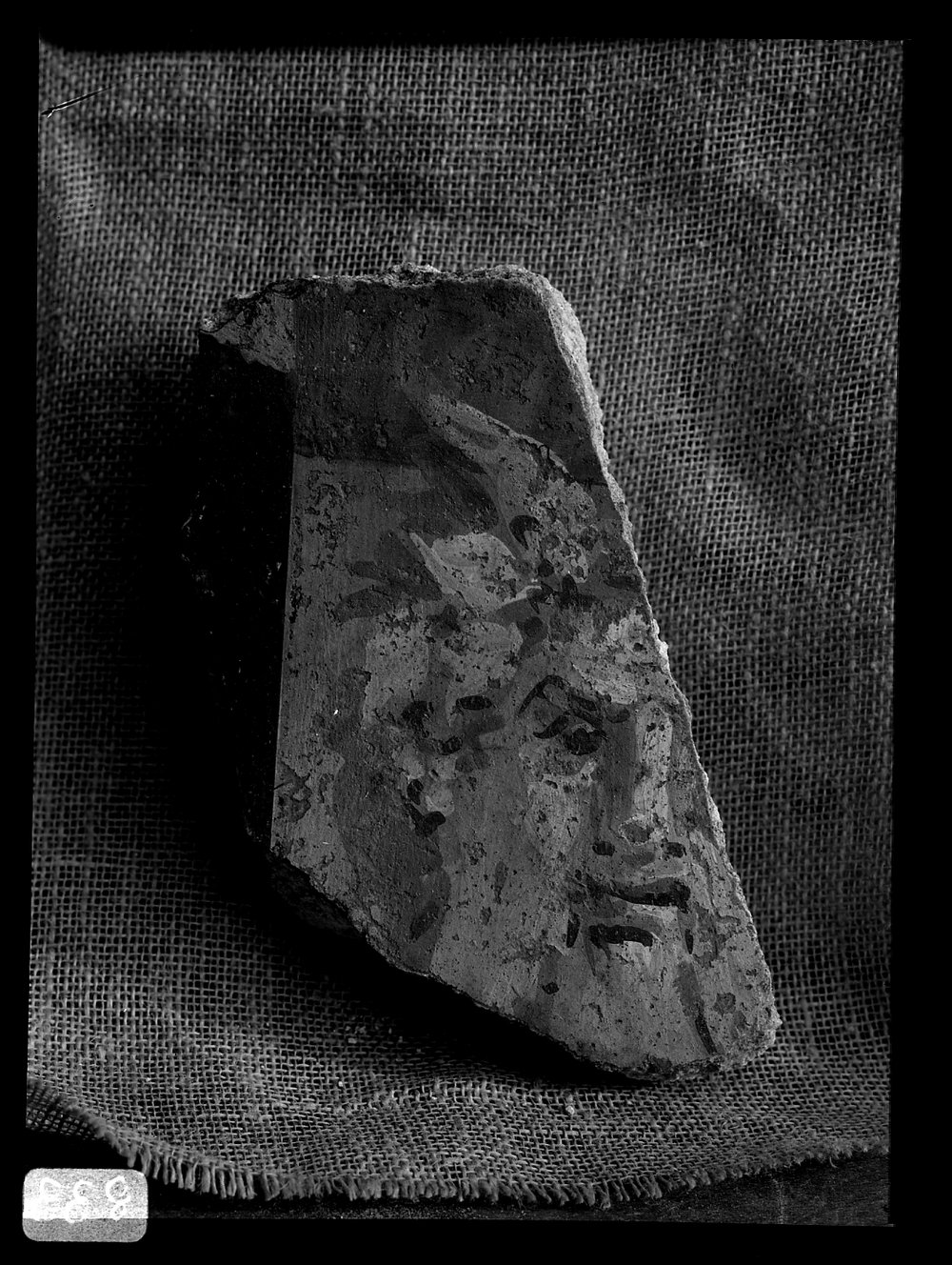 A 833 Tempio di Apollo - galleria frontale - frammento di pittura con testa di Pan .tif
