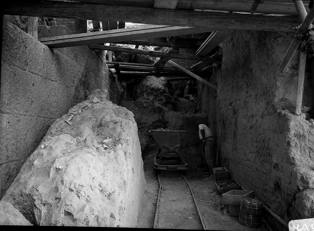 A 798 Tempio di Apollo - galleria frontale - settore ovest in corso di scavo (ottobre '68).tif