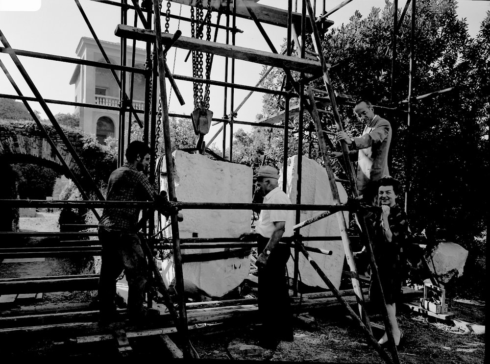 A 931  Tempiio di Apollo- carrello per la sistemazione stipite marmoreo - luglio '70.tif