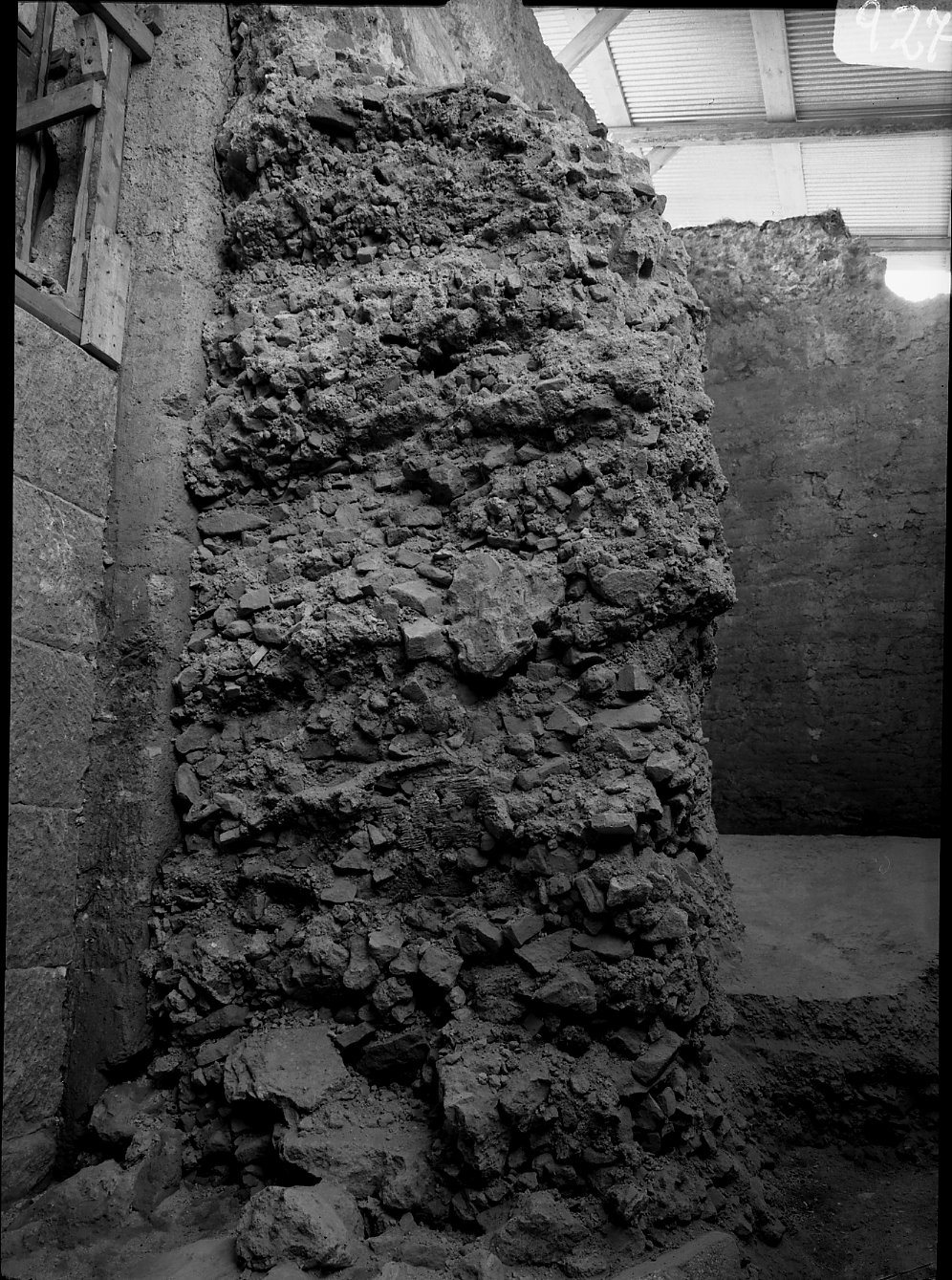 A 927  zona augustea - scavi 1970 particolare della rampa di accesso al tempio particolare del pilone in opera cemetizia.tif