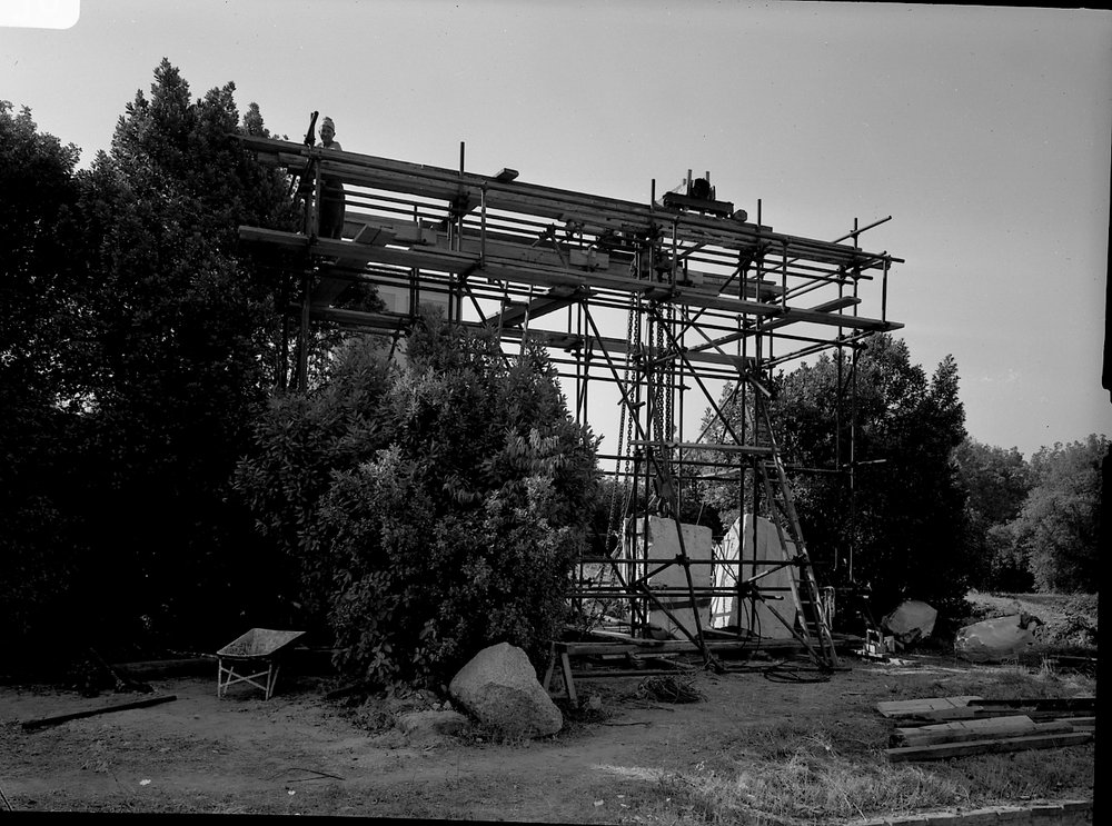 A 930 Tempiio di Apollo- carrello per la sistemazione stipite marmoreo - luglio '70.tif