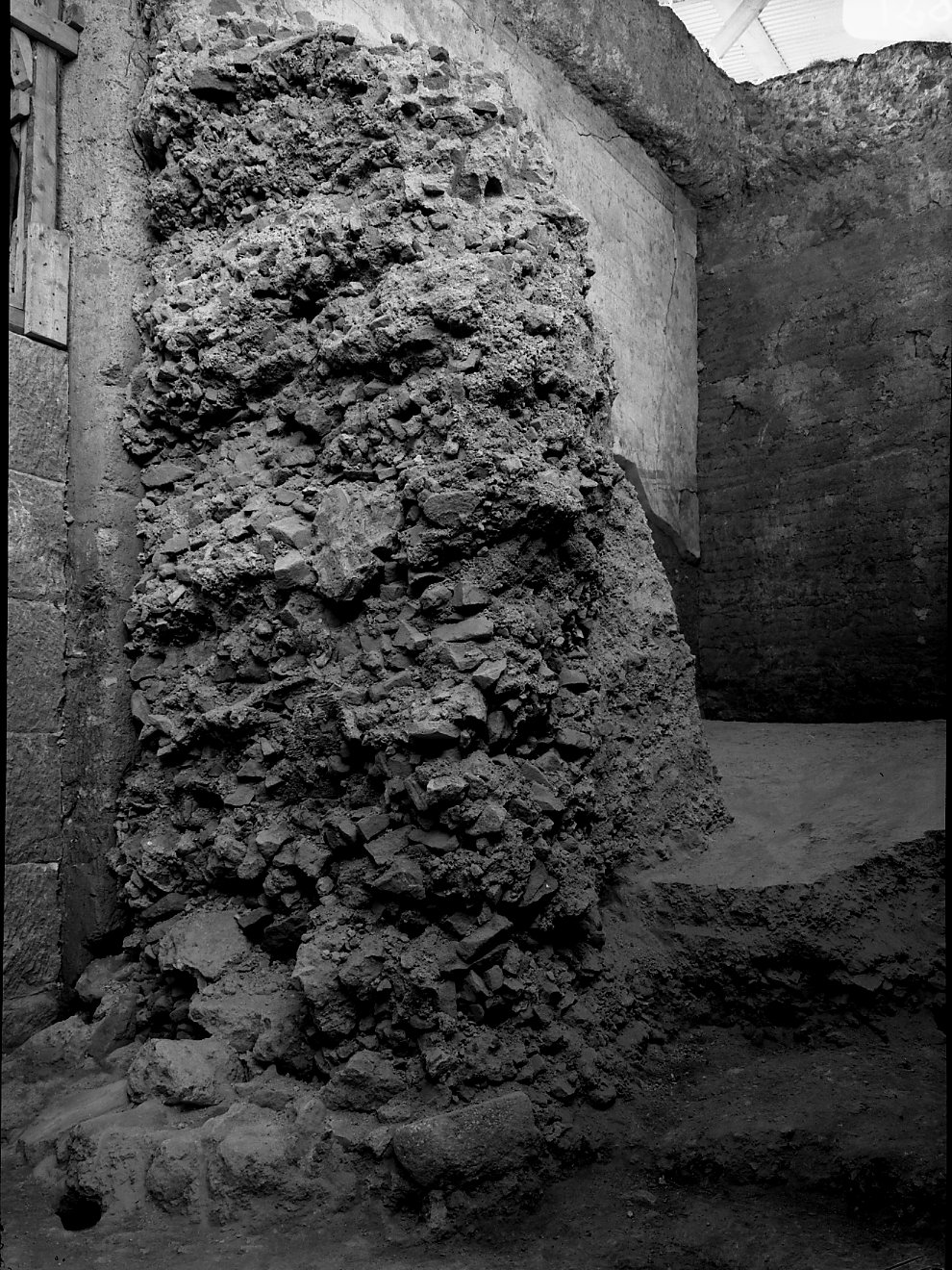 A 928  zona augustea - scavi 1970 particolare della rampa di accesso al tempio particolare del pilone in opera cemetizia.tif
