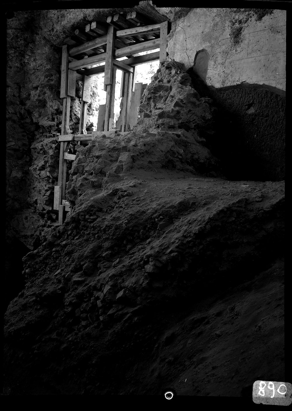A 890 Zona Augustea - scavi '70 grande rampa di accesso al T. di Apollo.tif