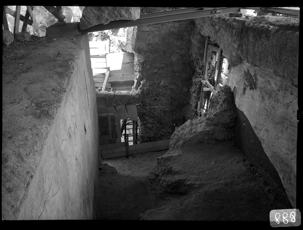 A 888 Zona Augustea - scavi '70 grande rampa di accesso al T. di Apollo.tif