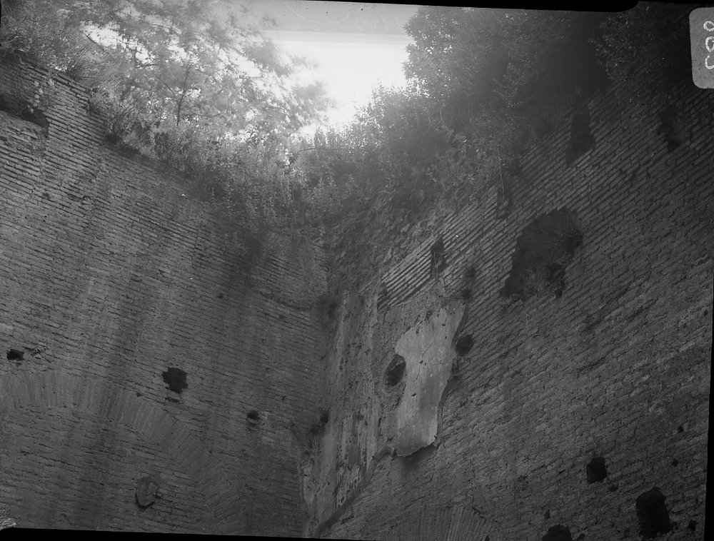 A 863 Domus Aurea - zona esterna nord - nord-ovest - fissaggio di intonaci e documentazione della vegetazione esistente sui muri ( primavera 69).tif