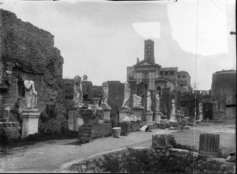 012503 - monumento - Casa delle Vestali, veduta dell'Atrio