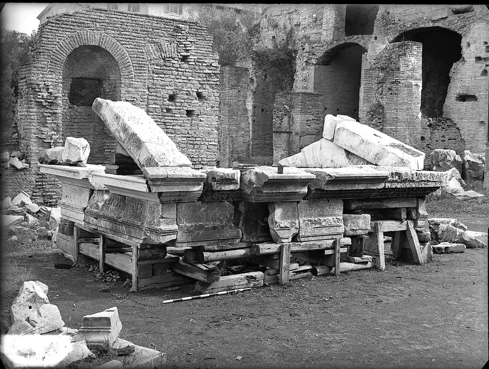 Lastra 512 Giuturna - trabeazione ricomposta fuori opera Veduta postesiore.tif