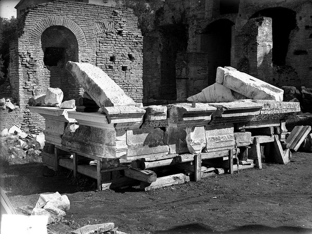 Lastra 513 Giuturna - trabeazione ricomposta fuori opera Veduta laterale.tif