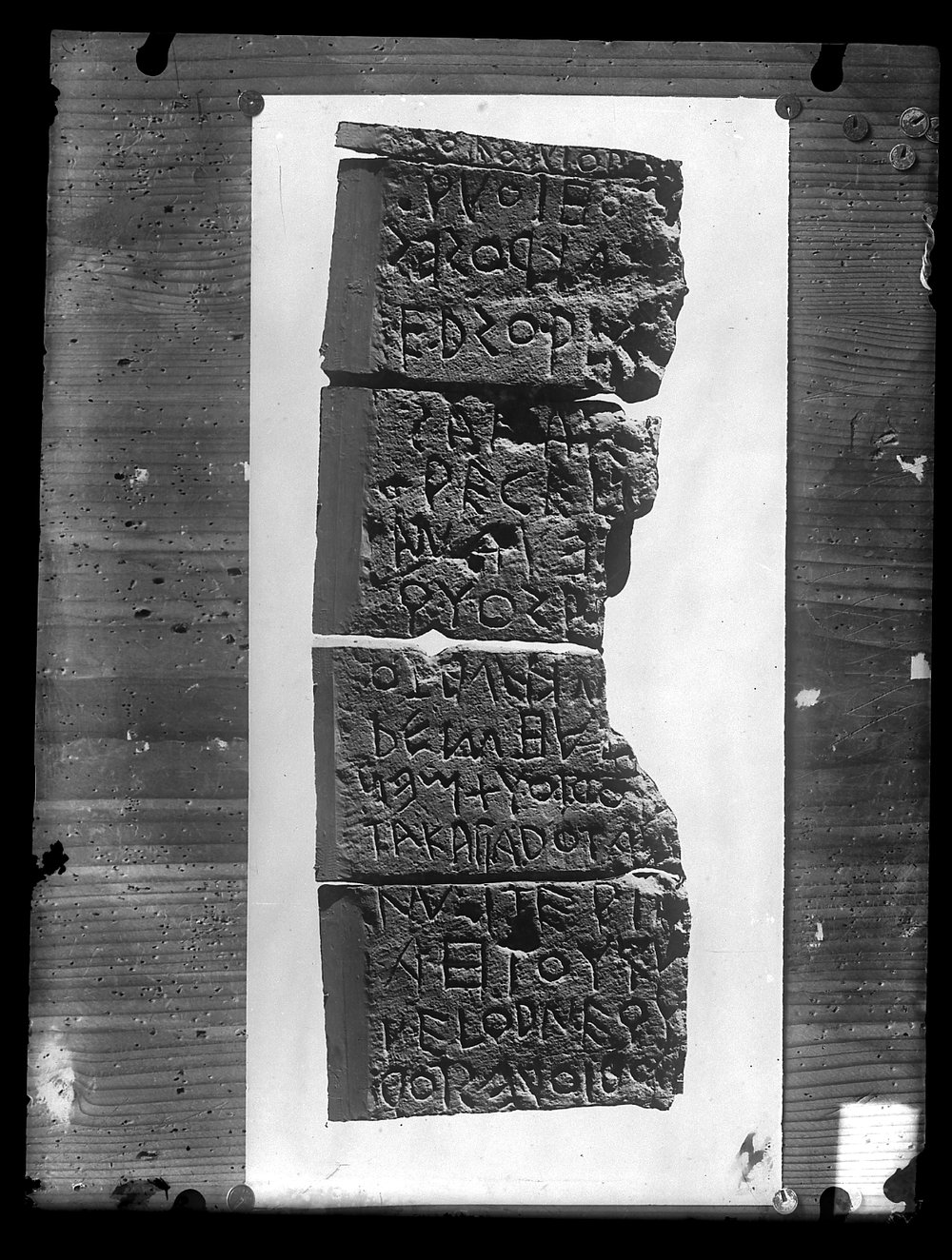 Lastra A 261 Iscrizione Lapis Niger.tif