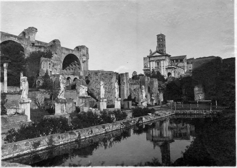 012513 - monumento - Casa delle Vestali, Atrio