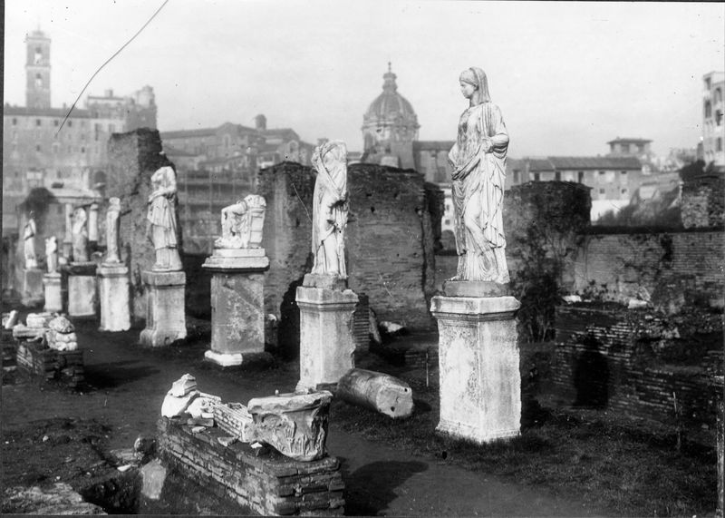 012526 - monumento - Casa delle Vestali, Atrio, il peristilio; neg. serie F, n. 511