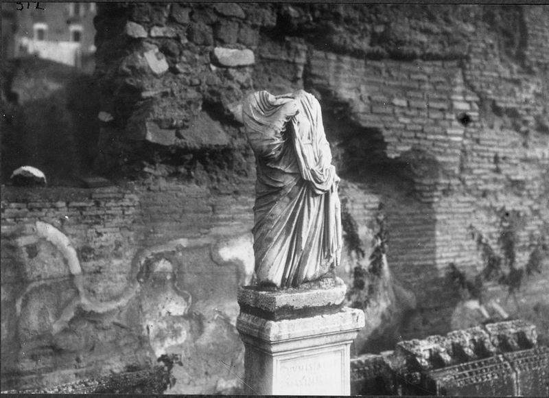 012527 - monumento - Casa delle Vestali, Atrio, il peristilio, una statua di Vestale; neg. serie F, n. 512