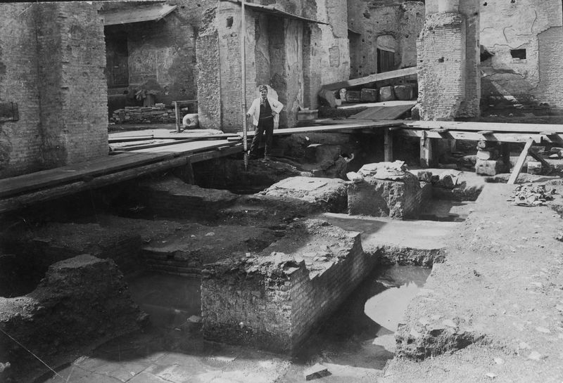 015781 - monumento - Oratorio dei Quaranta Martiri, Scavo della zona davanti all'ingresso; Neg. Serie E, Nr. 92