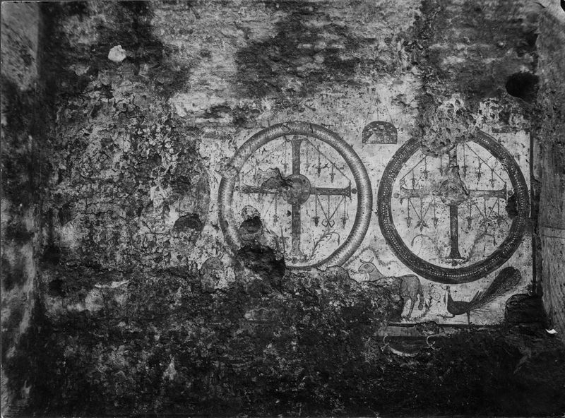 015785 - reperto - Oratorio dei Quaranta Martiri, Durante gli scavi, pittura sulla parete di fondo lato sinistro, croci e simbolo dell'Ascensione; Neg. Serie E, Nr. 212