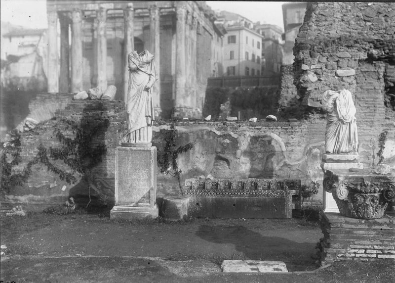 012529 - monumento - Casa delle Vestali, Atrio, il peristilio, statue delle Vestali; neg. serie F, n. 510