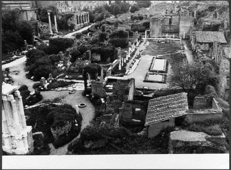 012530 - monumento - Casa delle Vestali, Atrio, veduta dall'alto del Tempio dei Castori; film 23, n. 36 (1959)