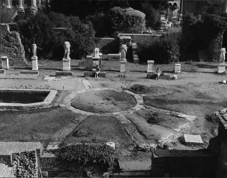 012532 - monumento - Casa delle Vestali, Atrio, ottagono centrale (settembre 1966); neg. serie 6x6, n. 1195