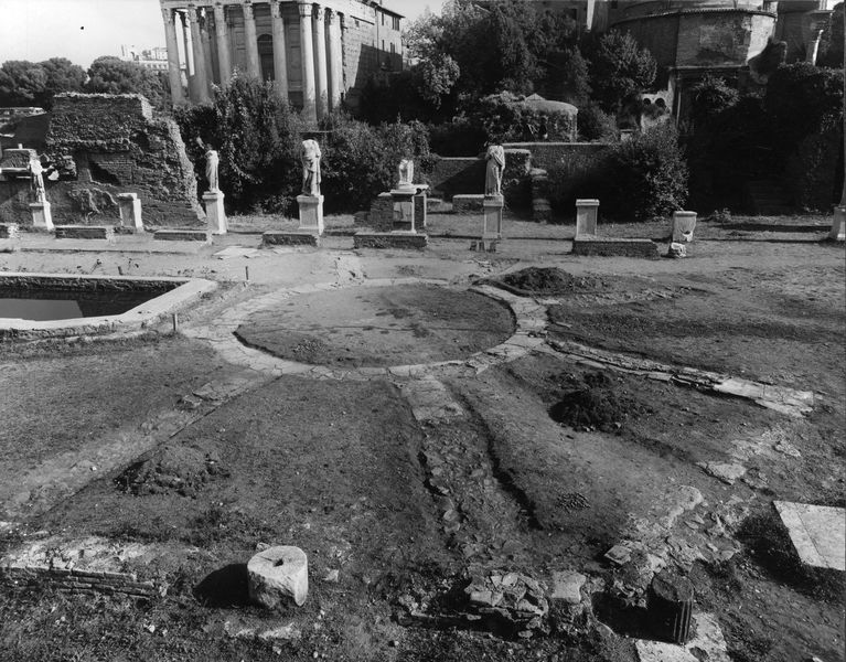 012533 - monumento - Casa delle Vestali, Atrio, ottagono centrale (settembre 1966); neg. serie F, n. 2691