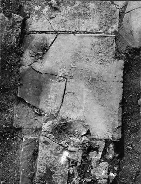 012534 - monumento - Casa delle Vestali, Atrio, ottagono centrale, tegolone con bollo (settembre 1966); neg. serie 6x6, n. 1196