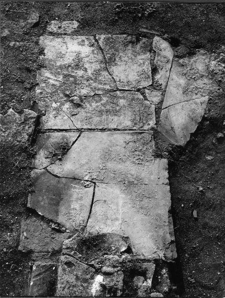 012535 - monumento - Casa delle Vestali, Atrio, ottagono centrale, bollo su tegolone (settembre 1966); neg. serie 6x6, n. 1197