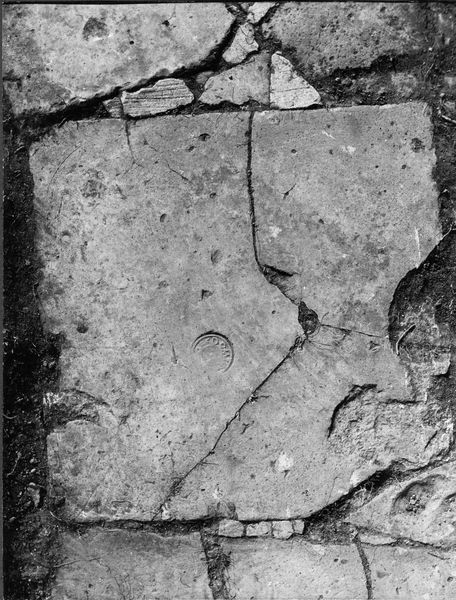 012537 - monumento - Casa delle Vestali, Atrio, ottagono centrale, bollo di Domizio Rufo (CIL XV 1588a) su tegolone (settembre 1966); neg. serie 6x6, n. 1199