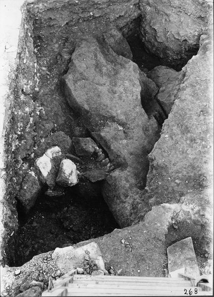 012538 - scavo archeologico - Casa delle Vestali, atrio, roccia di tufo rinvenuta sotto l'ottagono del cortile; neg. serie E, n. 268