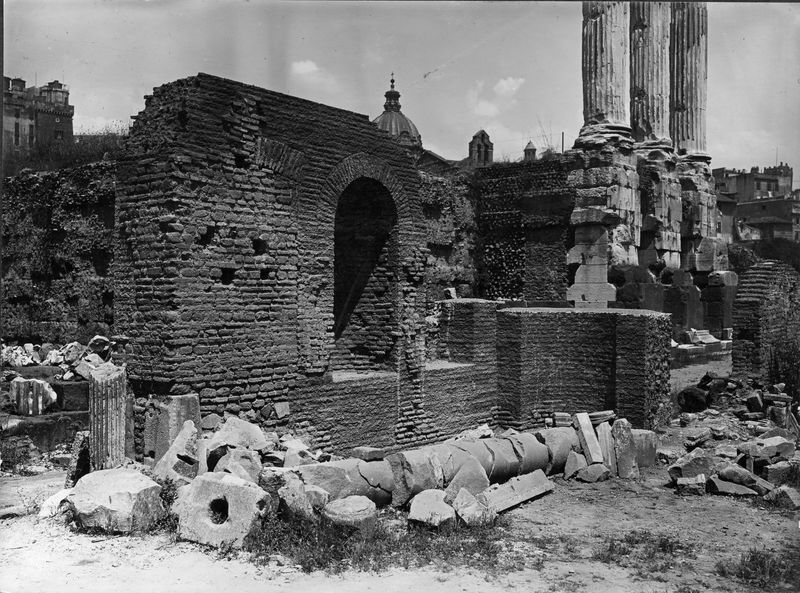 015805 - monumento - Oratorio dei Quaranta Martiri, Costruzioni medievali davanti all'ingresso, prima del restauro; Neg. Serie E, Nr. 1837