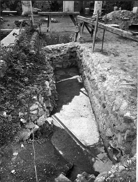 012543 - monumento - Casa delle Vestali, Atrio, resti repubblicani dell'ambiente 7 adiacenti alla piccola vasca occidentale (settembre 1968); neg. serie 9x12, n. 805