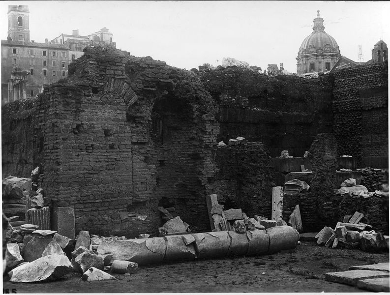 015802 - monumento - Oratorio dei Quaranta Martiri, Costruzioni medievali davanti all'ingresso, prima del restauro; Neg. Serie E, Nr. 285